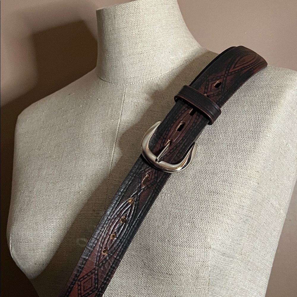 😄Embossed brown leather belt silver buckle wrangler